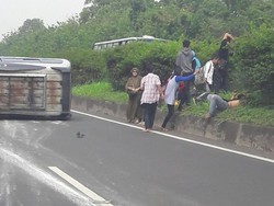 Elf Terbalik di Tol Cileunyi KM 153, Penumpang Keluar Lewat Kaca Mobil