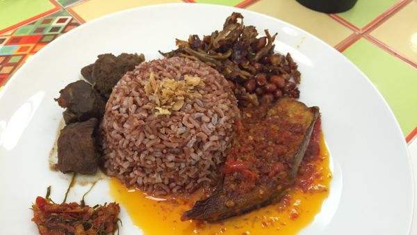 Sedapnya Racikan Nasi Rames dengan Semur Daging dan Terung Balado di Sini