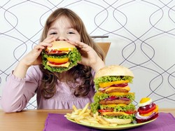 Strategi Atasi Anak yang Cuma Mau Makan Junk Food