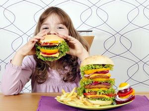 Strategi Atasi Anak yang Cuma Mau Makan Junk Food Strategi Atasi Anak yang Cuma Mau Makan Junk Food