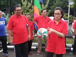 Olahraga Pagi, Sri Mulyani Main Voli Bareng Pejabat Kemenkeu