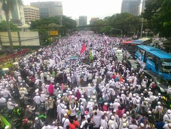 Begini Penampakan Massa Pendemo Ahok yang Putihkan Jl Medan Merdeka Timur