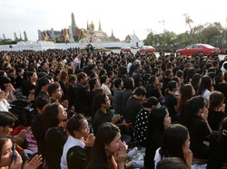 Warga Berlutut di Pinggir Jalan, Beri Penghormatan Terakhir pada Raja Bhumibol