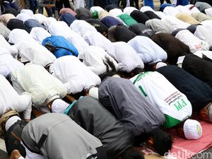 Ini Penampakan Massa FPI Salat di Depan Balai Kota