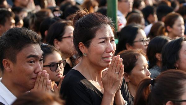 Warga Beri Penghormatan Terakhir untuk Raja Bhumibol