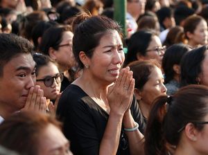 Warga Beri Penghormatan Terakhir untuk Raja Bhumibol