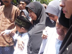 Isak Tangis di Pemakaman Korban Dimas Kanjeng Ismail Hidayah