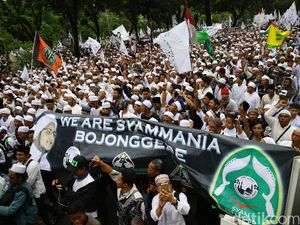 Lautan Massa Bela Islam di Depan Balai Kota