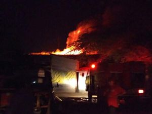 Puluhan Kios di Pasar Comboran, Malang Terbakar Puluhan Kios di Pasar Comboran, Malang Terbakar