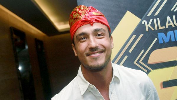 Hamish Daud Tampil dengan Udeng Bali