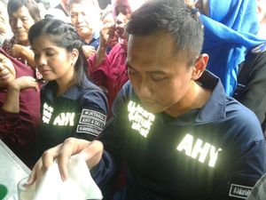 Blusukan Bareng Annisa Pohan, Agus Belanja Daster untuk Anaknya