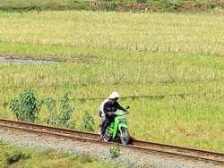 Menantang Bahaya, Naik Motor di Rel Kereta