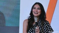 Luna Maya Tampil Casual