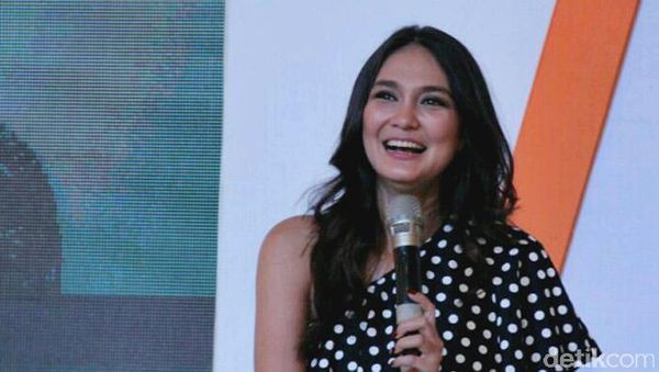 Luna Maya Tampil Casual