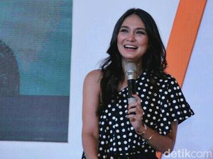 Luna Maya Tampil Casual