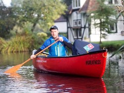 PIzza Ini Dikirim ke Rumah Pemesan dengan Menggunakan Perahu