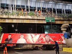 Reklame di JPO Tosari dan Setiabudi Dibongkar Petugas