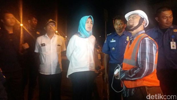 Wali Kota Tangsel Airin Rachmi Diany memantau perobohan gedung.
