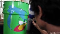 Drum Bekas Disulap Jadi Tong Sampah Cantik