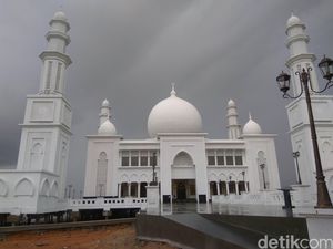 Oesman Sapta dan Pimpinan MPR Hadiri Peresmian Masjid Agung Oesman Al-Khair