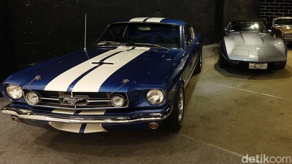 Ratusan Mobil Klasik Mejeng di Mal Kuningan City