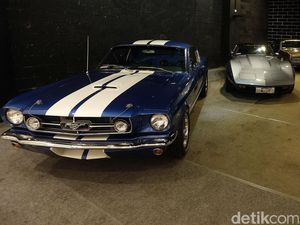 Ratusan Mobil Klasik Mejeng di Mal Kuningan City
