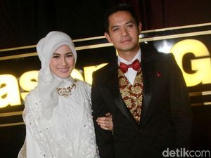 Dude Harlino dan Alyssa Soebandono Tampil Beda