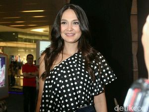 Luna Maya Sedih Banyak Plastik di Area Pantai