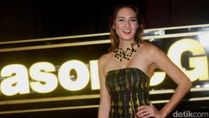 Nadine Chandrawinata Cantik Bernuansa Gold