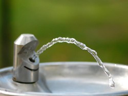 Wouw! Ada Wine Fountine Gratis yang Bisa Dinikmati Sepanjang Hari di Italia