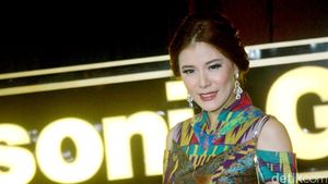 Olga Lydia Cantik Dengan Dress Batik