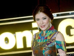 Olga Lydia Cantik Dengan Dress Batik
