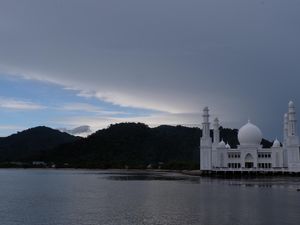 Kisah Nazar Oesman Sapta Mendirikan Masjid Agung Oesman Al-Khair