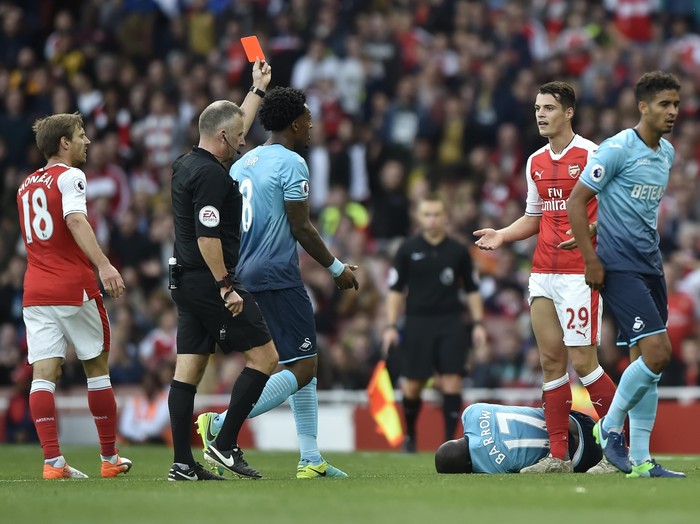 Xhaka Dikartu Merah, Wenger: Dia Harus Belajar dari Kesalahan