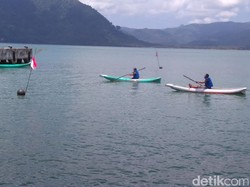 Puluhan Nelayan Lomba Dayung di Pantai Prigi