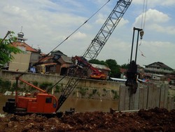 Pekerja Tertimpa Paku Bumi di Ciliwung: Alhamdulillah Sudah Mendingan