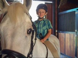 Bocah 7 Tahun Ini Mampu Beli Kuda Poni Dari Jualan Es Limun