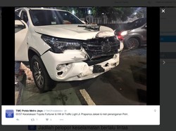 Fortuner vs VW Bertabrakan di Perempatan Prapanca, Jakarta Selatan