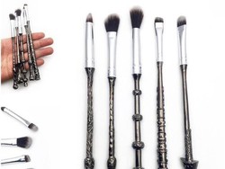 Mirip Tongkat Sihir, Kuas Makeup Ini Khusus untuk Fans Harry Potter