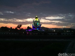 Tugu Cantik di Lombok, Seperti Masjid Menyala!