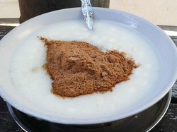 Bubur Bassang Bertabur Gula Pasir yang Hangat Enak dari Makassar