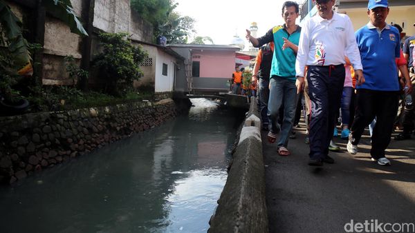 Wagub Djarot Tinjau Pengurasan Kali Induk