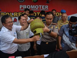 Tabung Gas 3 Kg yang Dijual Agen Curang di Depok Keluar Air Saat Dicolok