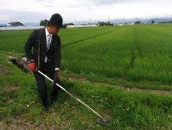 Gaya Petani Fashionable, Pakai Setelan Jas Saat Bekerja di Sawah