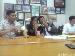 Sambil Hisap Permen, Hotman Paris Tegaskan Permen Jari Tak Mengandung Narkoba