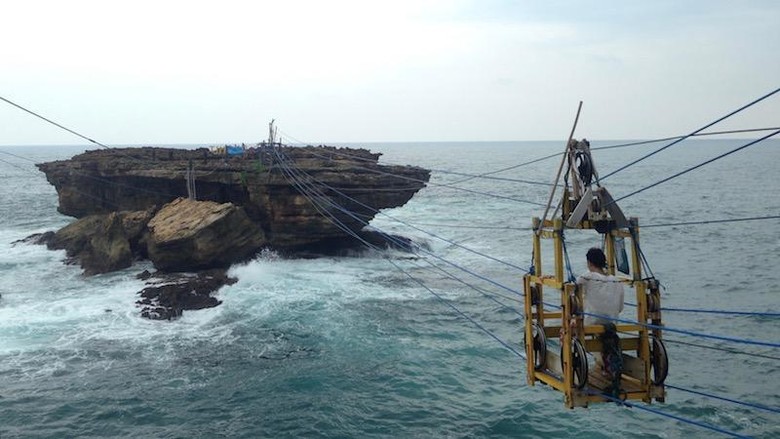 Foto: Gondola Pantai Timang di Gunungkidul (aryamartin/dTraveler) Foto: Gondola Pantai Timang di Gunungkidul (aryamartin/dTraveler)
