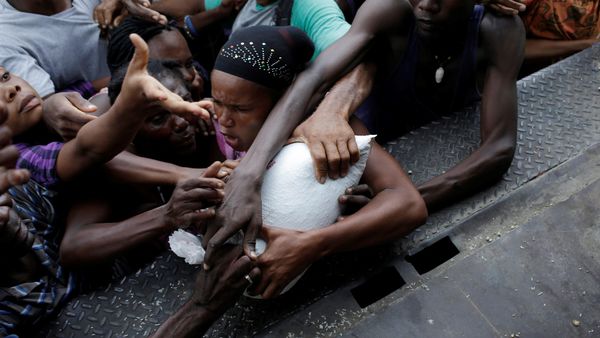 Korban Topan Matthew Berebut Makanan