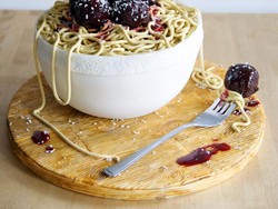 Belajar Otodidak, Wanita Ini Buat Cake Bentuk Spaghetti hingga Pizza