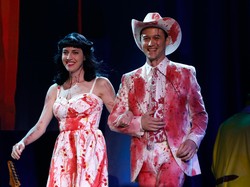 Jarang Tampil, Joseph Gordon-Levitt dan Istri Muncul dengan Kostum Berdarah