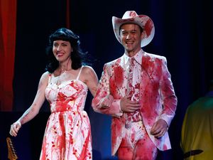 Jarang Tampil, Joseph Gordon-Levitt dan Istri Muncul dengan Kostum Berdarah Jarang Tampil, Joseph Gordon-Levitt dan Istri Muncul dengan Kostum Berdarah